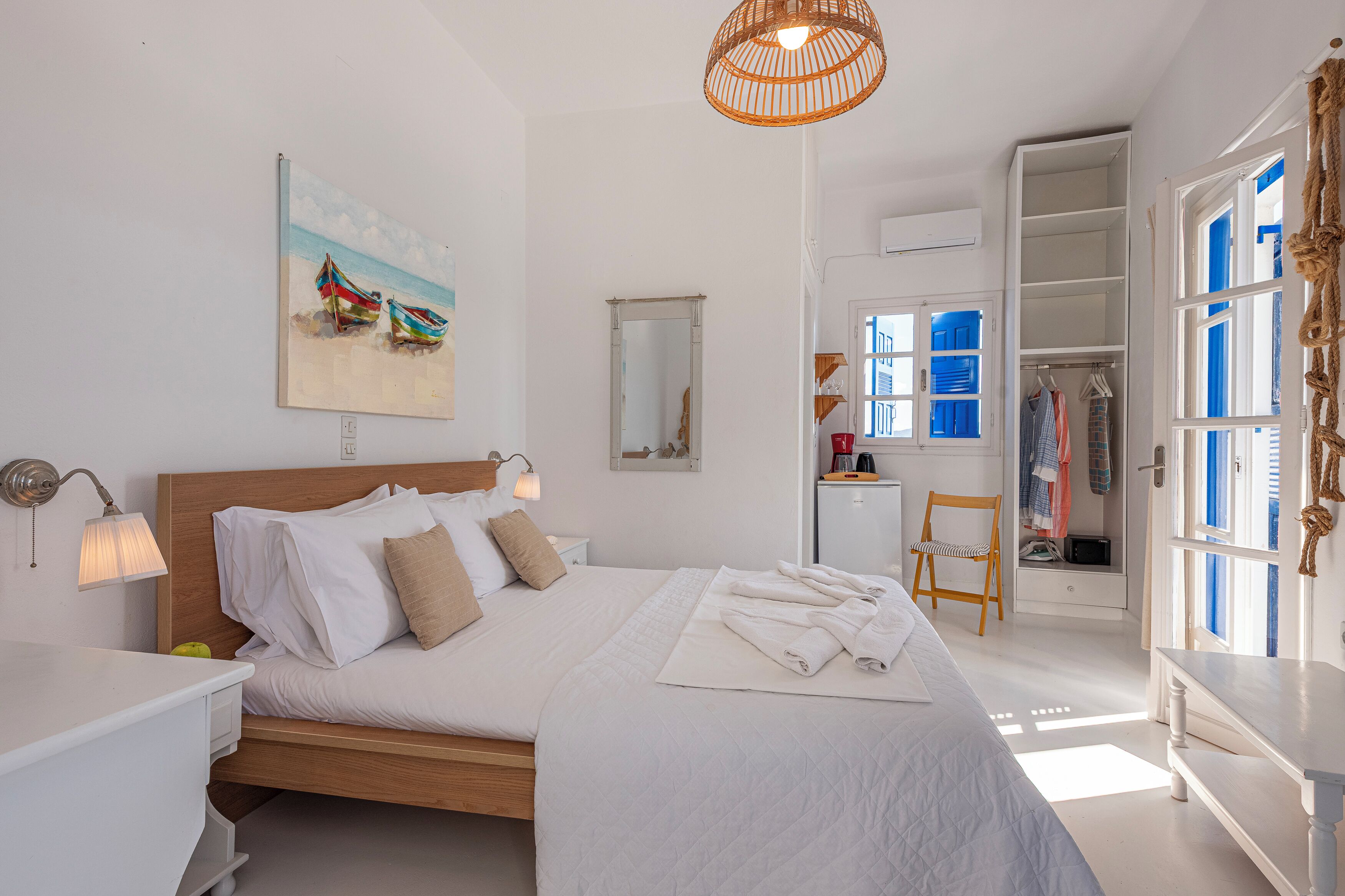 Ropa de cama hipoalergénica y caja de seguridad en la habitación 