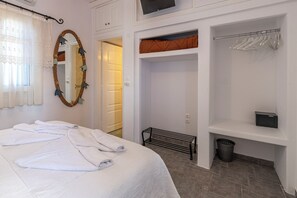 Studio, Partial Sea View | Living area