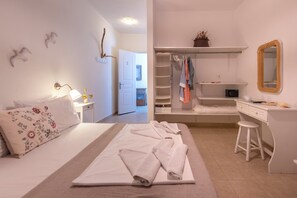 ملاءات للفراش لا تسبب الحساسية وخزنة داخل الغرفة وتجهيزات عازلة للصوت