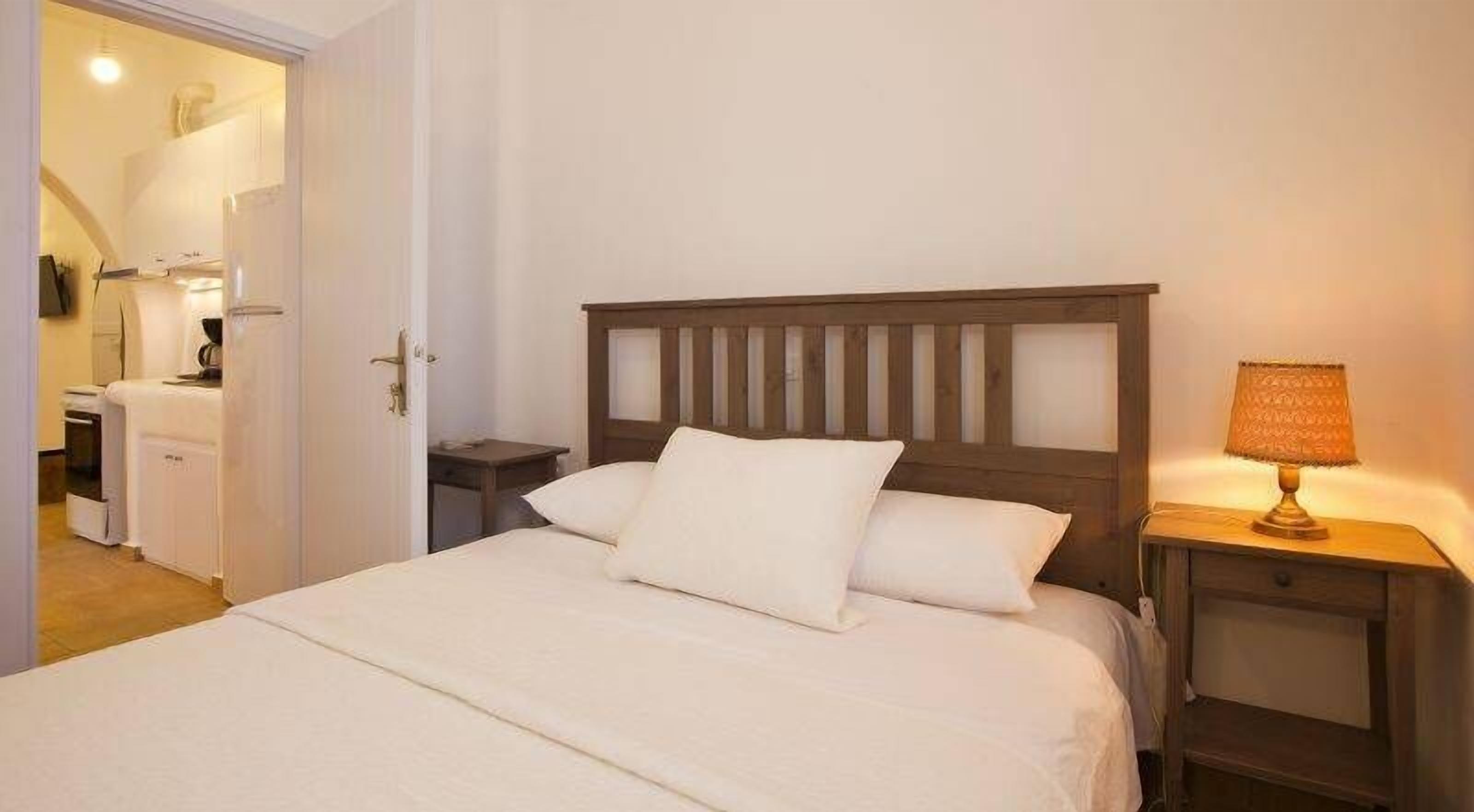 Ropa de cama hipoalergénica y caja de seguridad en la habitación 