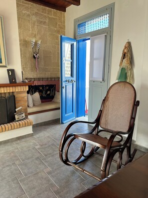 Deluxe Apartment, 3 Bedrooms, Sea View | Living area - Heliotropio Studios & Apartments (Milos)