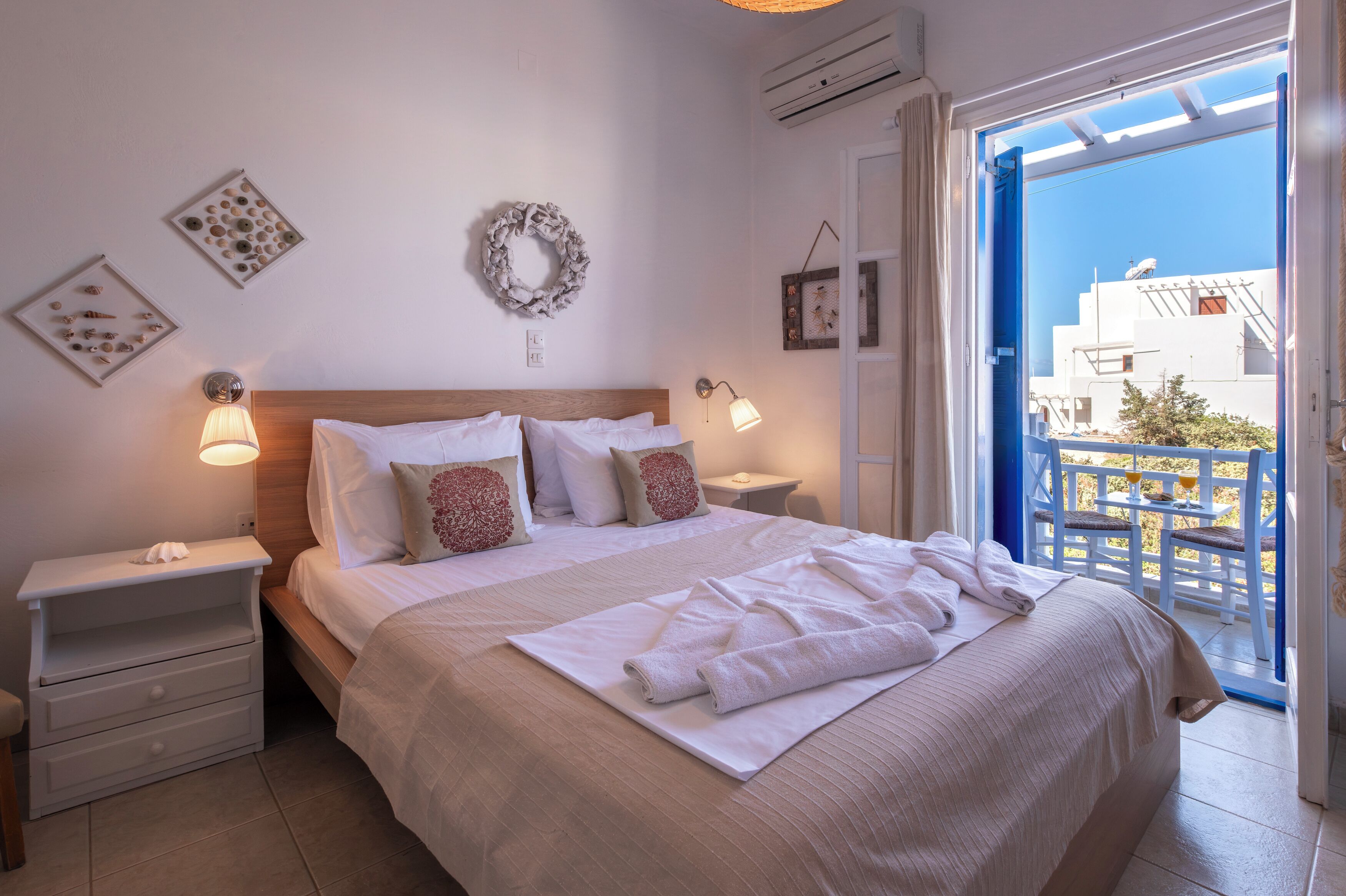 Ropa de cama hipoalergénica y caja de seguridad en la habitación 