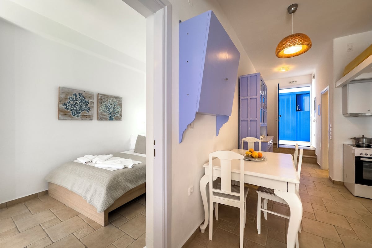 Appartement, 1 slaapkamer, uitzicht op zee | Hypoallergeen beddengoed, een kluis op de kamer, geluiddichte muren