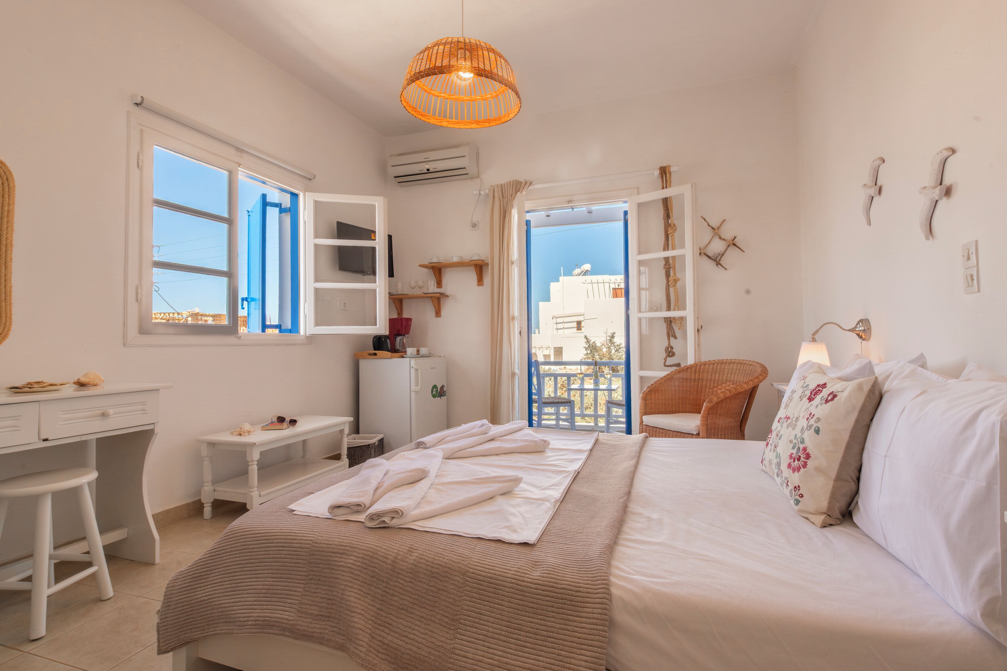 Ropa de cama hipoalergénica y caja de seguridad en la habitación 