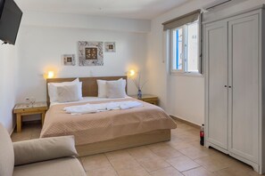 Hypo-allergenic bedding, in-room safe, soundproofing, iron/ironing board - Heliotropio Studios & Apartments (Milos)