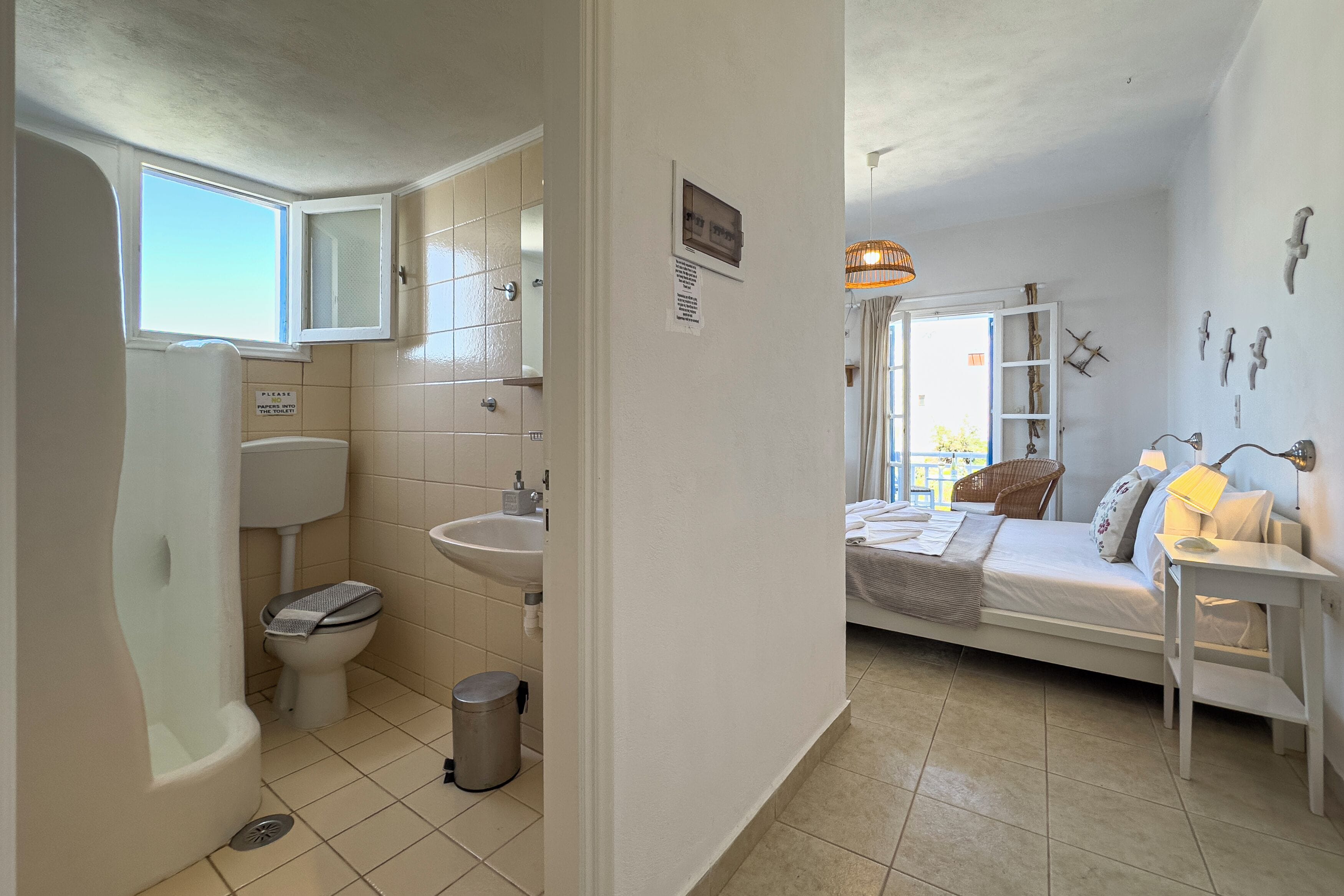 Dubbelrum - utsikt mot staden | Allergitestade sängkläder och värdeförvaringsskåp på rummet