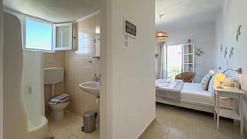 Dubbelrum - utsikt mot staden | Allergitestade sÀngklÀder och vÀrdeförvaringsskÄp pÄ rummet