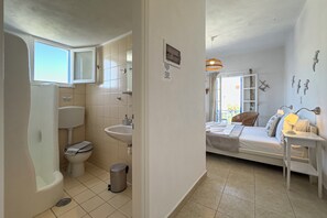 Dobbeltrom, byutsikt | Allergitestet sengetøy, safe på rommet, lydisolert og strykejern/-brett