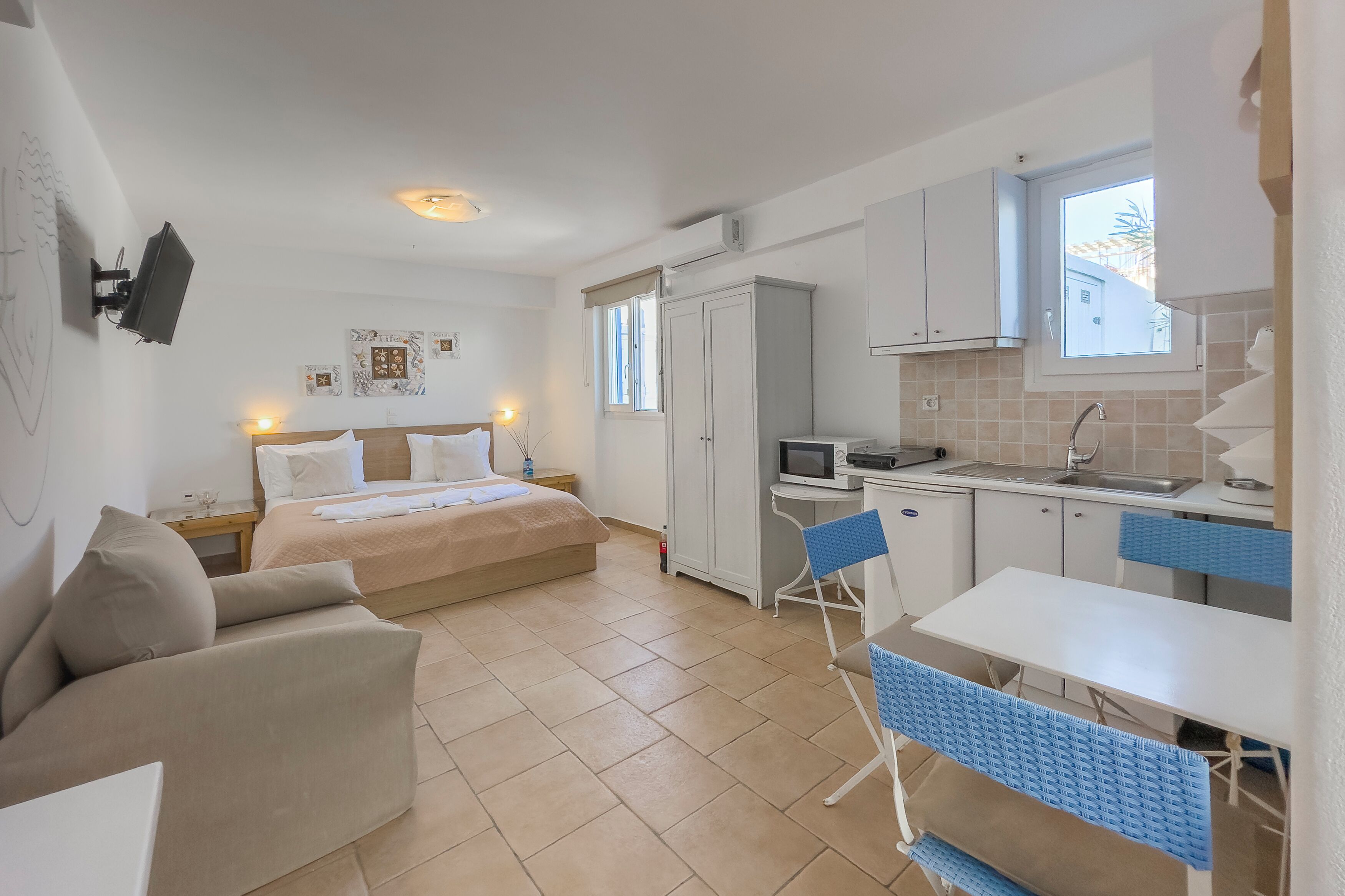 Ropa de cama hipoalergénica y caja de seguridad en la habitación 