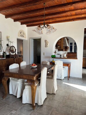 Appartement Deluxe, 3 chambres, vue mer | Restauration dans la chambre