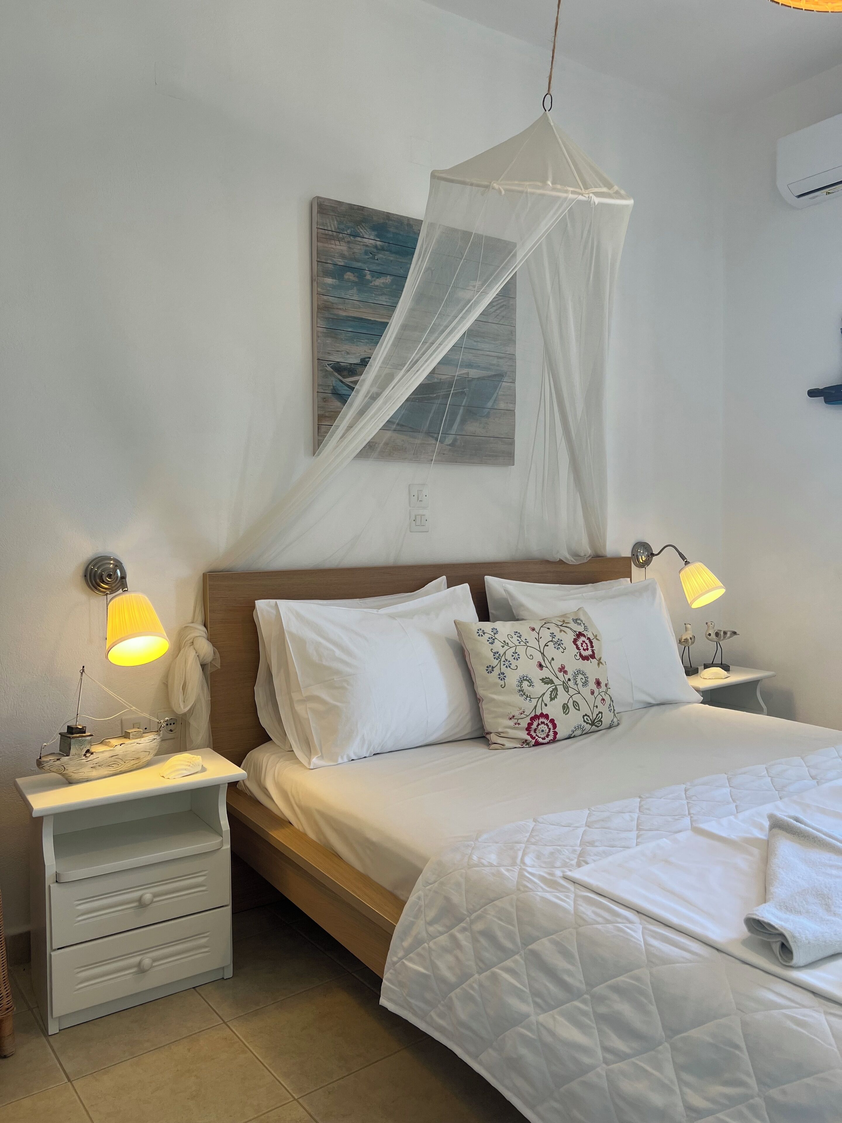 Ropa de cama hipoalergénica y caja de seguridad en la habitación 