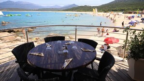 Un restaurante frente a la playa con vista al mar.