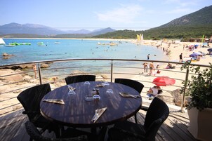 Na praia, prática de esqui aquático, prática de windsurfe 