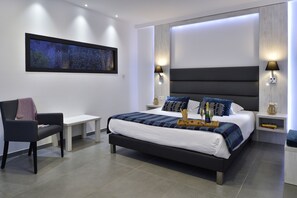 Deluxe Room, 1 Bedroom | Premium bedding, soundproofing, free cribs/infant beds, bed sheets