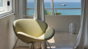 A room with a view of the ocean, a chair, and a white lamp. - Sri Villas (Induruwa)
