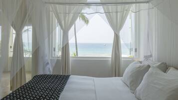 Kamer (Ocean Suite) | Een kluis op de kamer, individueel gedecoreerd, een bureau