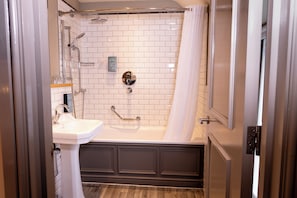 Twin Room | Bathroom - Pen & Parchment Inn by Greene King Inns (Stratford-upon-Avon)