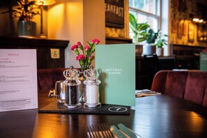 Lunch and dinner served - Pen & Parchment Inn by Greene King Inns (Stratford-upon-Avon)