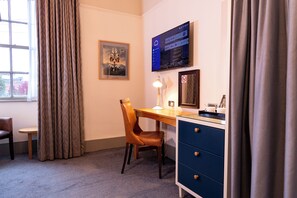 Pillow-top beds, desk, iron/ironing board, free WiFi - Pen & Parchment Inn by Greene King Inns (Stratford-upon-Avon)