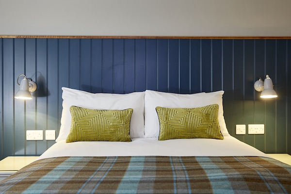 Surmatelas, bureau, fer et planche à repasser, Wi-Fi gratuit