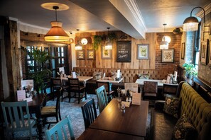 供應午餐和晚餐，英國料理