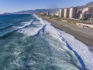 Privatstrand in der Nähe, Liegestühle, Sonnenschirme