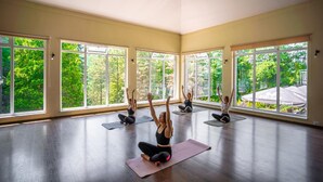 A spacious yoga studio with large windows and a view of greenery. - Dom Wczasowy Beskidy (Wisla)