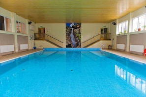 Indoor pool, pool loungers - Dom Wczasowy Beskidy (Wisla)