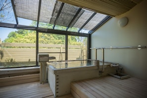 Tavanomainen huone, esteetön (Japanese Style, Open Air Bath) | Syvä kylpyamme