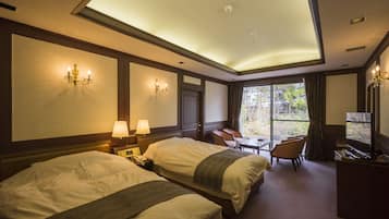 In-room safe, desk, free WiFi