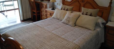 Dobbeltværelse | Skrivebord, mørklægningsgardiner, gratis Wi-Fi, sengetøj