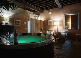 Un sauna, una bañera de hidromasaje, tratamientos corporales
