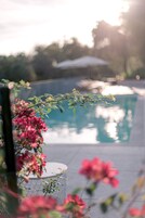 Una piscina al aire libre de temporada, sombrillas