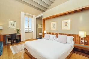 Royal Suite | Minibar, in-room safe, desk, cots/infant beds