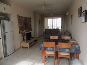 Apartamento exclusivo, 1 habitación, balcón, junto a la piscina | Zona de estar | Televisión de pantalla plana de 26 pulgadas con canales por satélite