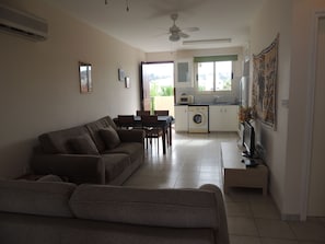 Departamento exclusivo, 1 habitación, balcón, junto a la alberca | Área de sala de estar | Televisión de pantalla plana de 26 pulgadas con canales vía satélite