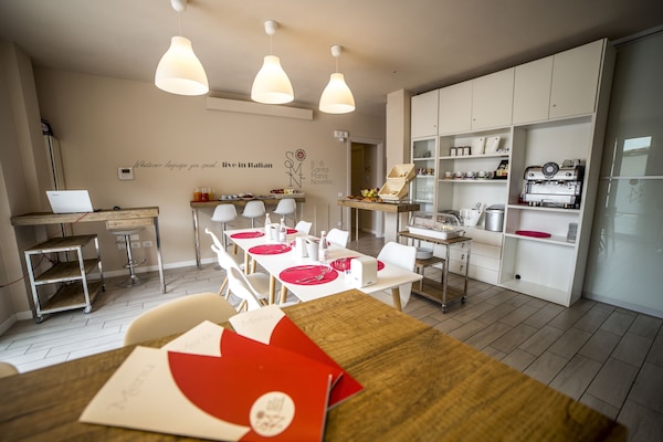 Tägliches Frühstücksbuffet (7 EUR pro Person)