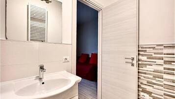 Kamar Double Superior | Kamar mandi | Shower, pancuran hujan, perlengkapan mandi gratis, dan pengering rambut