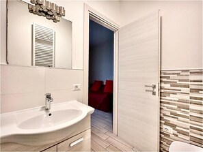 Habitación doble superior | Baño | Ducha y cabezal de ducha tipo lluvia