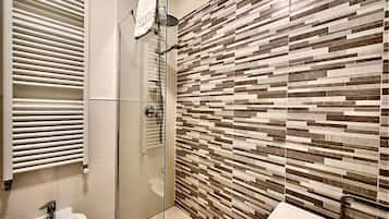 Family Quadruple Room | Bathroom | Shower, rainfall showerhead, free toiletries, hair dryer