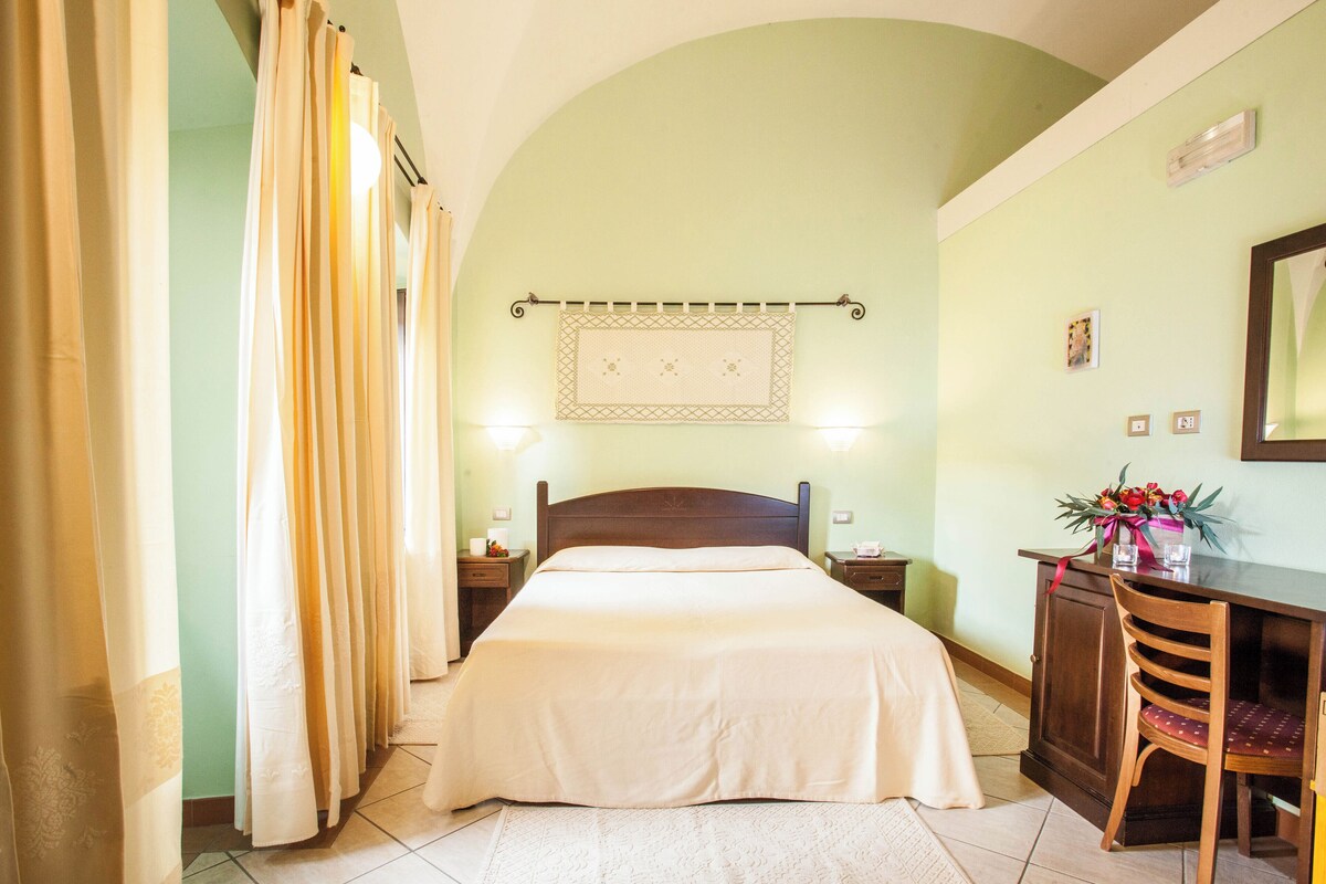 Premium bedding, minibar, desk, cribs (surcharge)