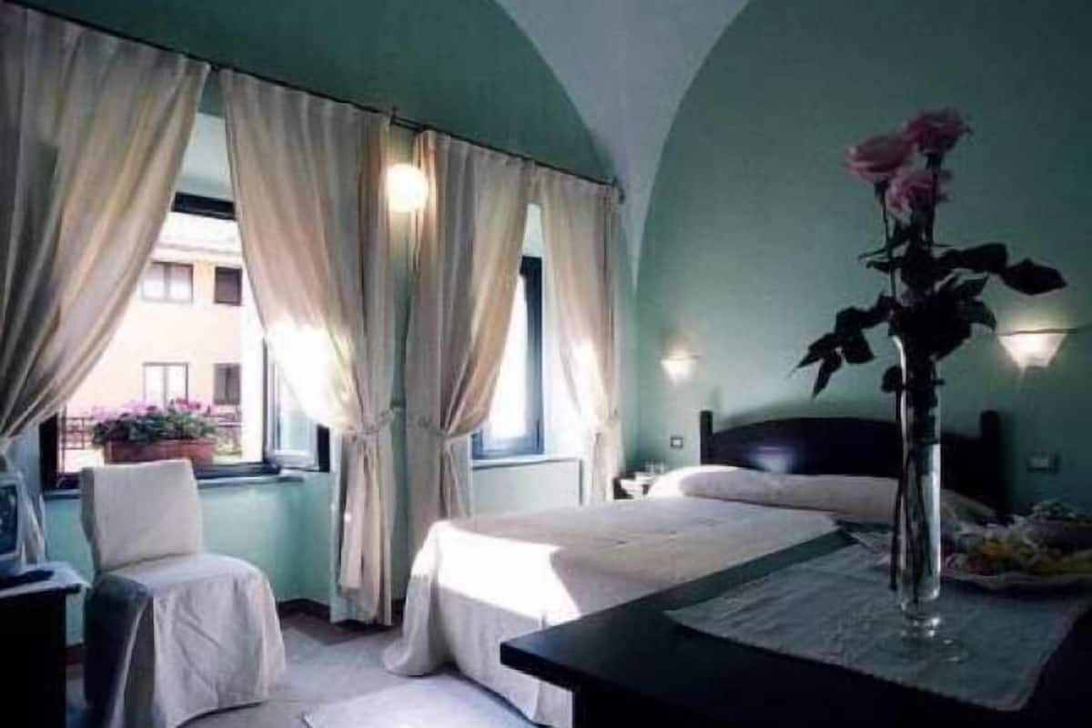 premium bedding, minibar, desk, cots/infant beds