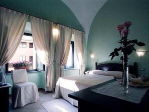 Premium bedding, minibar, desk, cribs/infant beds - Hotel Duomo (Oristano)