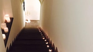 Una escalera con velas a lo largo de los peldaños y paredes.