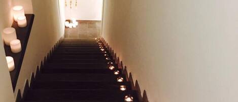 Una escalera con velas a lo largo de los peldaños y paredes.