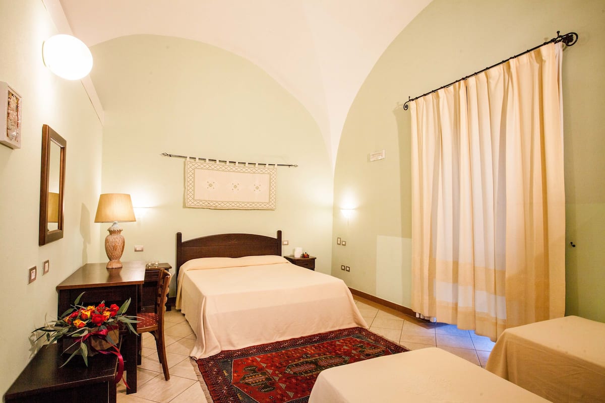 Ropa de cama de alta calidad, minibar, escritorio y cunas