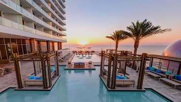 2 piscines extérieures, parasols de plage, chaises longues