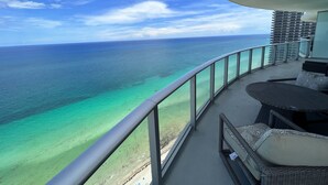 Design Apartment, 2 Bedrooms, Oceanfront OF | 해변/바다 전망