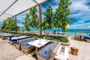 3 bars, bar en milieu de piscine, bar en bord de piscine