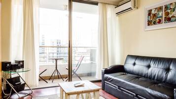 Departamento, 1 habitación | Área de sala de estar | Televisión de pantalla plana de 32 pulgadas con canales por cable